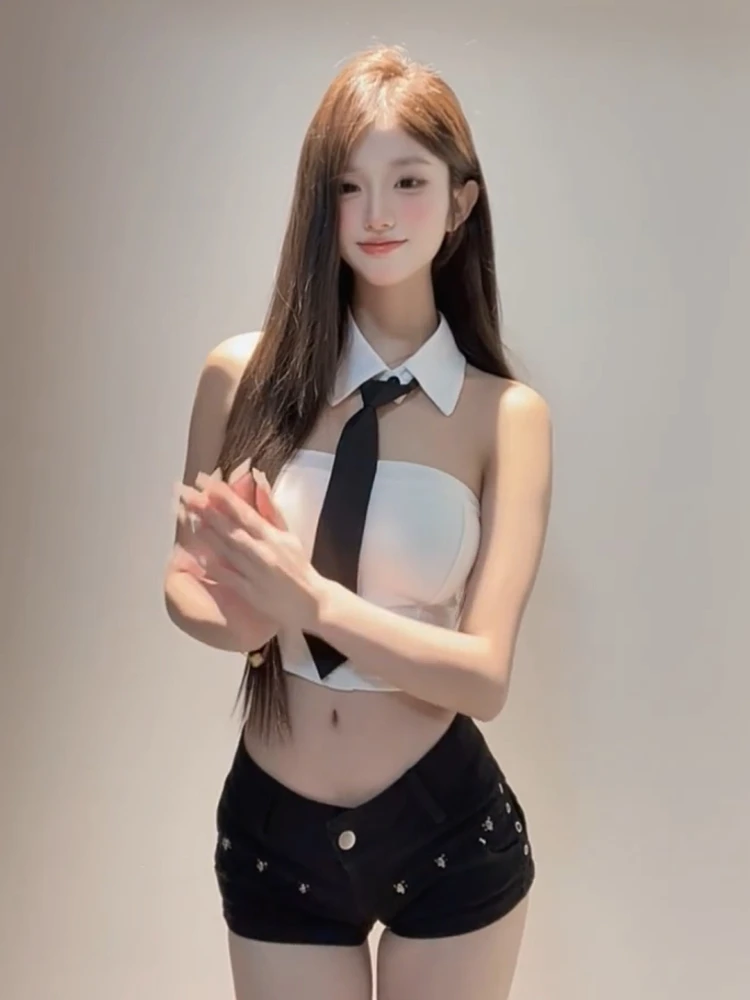 ネクタイで遊ぶコルセット風チューブトップ＋ショートパンツ