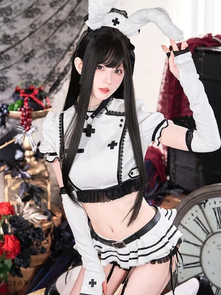 ナース×バニーの遊び心：レースとフリルのクロップトップ＋ガータースカート