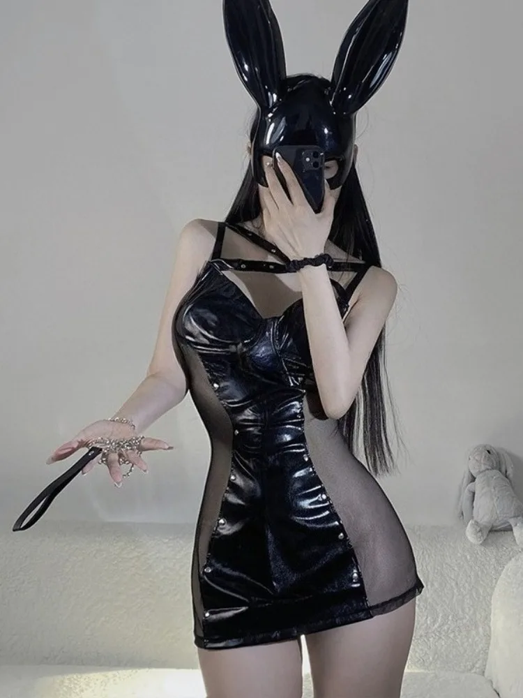 光沢エナメルと透けの対比が際立つバニーハーネス風ボディコンミニ